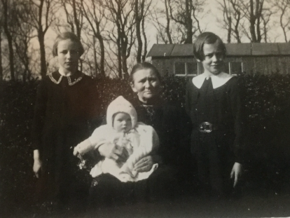 Baukje Hoekema (grootmoeder) Baukje D. Post, Baukje R. Post en op schoot Baukje Stapensea